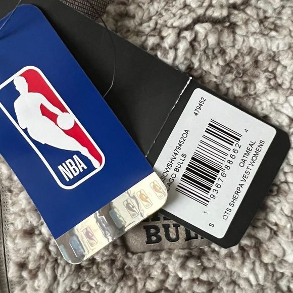 NWT NBA Chicago Bulls Women’s Sherpa vest - Picture 4 of 6